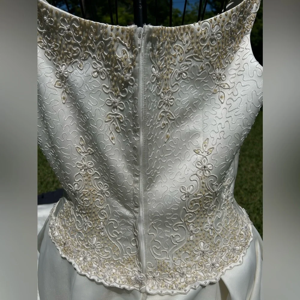 Wedding gown, preloved - Picture 7 of 15